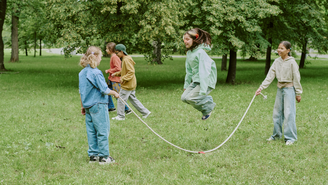 Estudo mostra que exercícios simples e progressivos reduzem a dor lombar, além de melhorar o equilíbrio e a confiança corporal