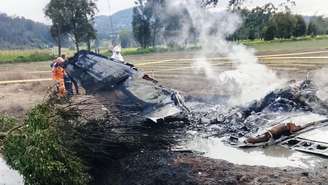 Avião com cantor cai e pega fogo