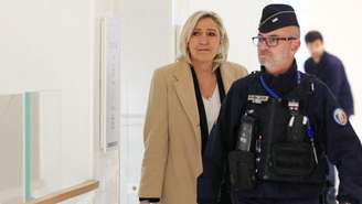 Marine Le Pen chega ao tribunal para o primeiro julgamento, em 18 de novembro de 2024.