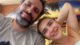 O ator César Ferrario, viúvo da atriz Titina Medeiros, que faleceu neste domingo, 11, afirmou emocionado que passou os últimos dias ao lado da esposa, e que ela se foi ‘de mãos dadas’ com ele. Titina morreu aos 48 anos, e estava em tratamento contra um câncer de pâncreas há alguns meses.