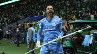 Weverton vibrando em jogo do Palmeiras
