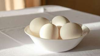 Entenda como a clara de ovo pode ajudar na produção de colágeno, melhorar a firmeza da pele e apoiar a saúde muscular