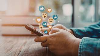 Entenda o que são relações parassociais, termo que ganhou destaque em 2025 e como esse tipo de vínculo emocional influencia as relações