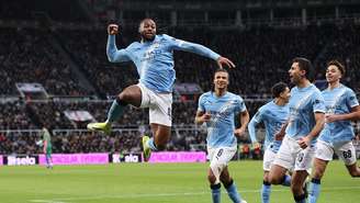 Jogadores do Manchester City comemorando gol