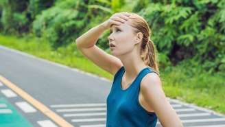 Entenda por que o desempenho cai no calor e veja como adaptar o treino, hidratar
