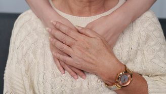 Estudo indica que a vínculos afetivos fortes é mais determinante para prevenir a depressão na velhice do que a ajuda em tarefas do dia