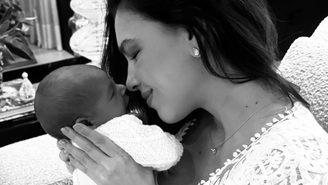 A atriz e cantora Mariana Rios, que enfrentou por anos dificuldades para engravidar, deu à luz ao filho, Palo, em 22 de dezembro