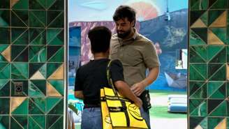 O encontro e a dúvida: Milena precisou confirmar que era uma participante; então, ganhou um abraço de Paulo Augusto