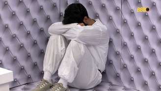 Ricardinho em momento de isolamento no Quarto Branco: a tática de confrontar a todos ao mesmo tempo pode ter gerado cansaço