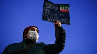Na Itália, pessoas participam de uma manifestação em apoio aos protestos nacionais no Irã, em Roma, 13 de janeiro de 2026.