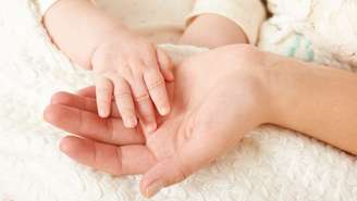 Série All Her Fault reacende o debate sobre maternidade, culpa e sobrecarga feminina ao retratar a exaustão das mães na vida moderna