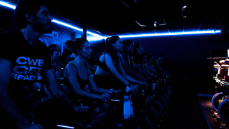 Modalidade combina alto gasto calórico, baixo impacto e aulas imersivas para acelerar ganhos físicos e manter a constância nos treinos