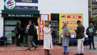 Foto ilustrativa: pessoas que tinham um agendamento para o processo de visto para os Estados Unidos e que foi cancelado, esperam do lado de fora da embaixada dos Estados Unidos por informações de reagendamento, em Bogotá, Colômbia, em 27 de janeiro de 2025.