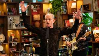 Ney Matogrosso durante show no Tiny Desk Brasil