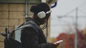 Entenda o que é anedonia musical, por que a música não provoca prazer em algumas pessoas e o que a neurociência revela sobre o tema