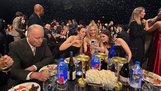 Stellan Skarsgård triste com a comida do Critics Choice Awards