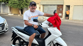 Antônio foi surpreendido por pais de alunos com 'buzinaço' e moto nova