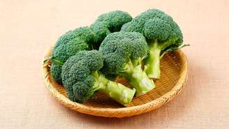 Pesquisas de Harvard com mais de 160 mil mulheres associam vegetais crucíferos, como brócolis, à redução do risco de câncer de mama