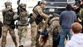 Foto ilustrativa:agentes federais norte-americanos detêm um manifestante perto do prédio federal Bishop Henry Whipple em Minneapolis, Minnesota, em 9 de janeiro de 2026.