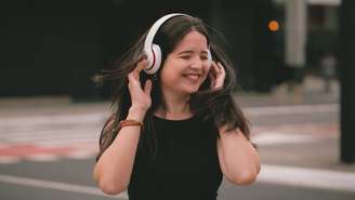 Estudo propõe que cérebro e corpo entram em ressonância com a música, explicando por que ritmos, melodias e harmonias despertam emoções 