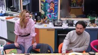 Ana Paula Renault troca farpas com Brigido