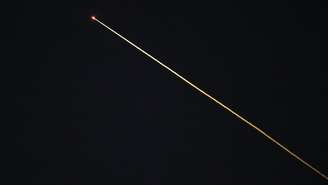 A cápsula SpaceX Dragon Crew-11 retorna prematuramente à Terra devido a um problema médico enfrentado por um dos astronautas. Aqui, em 15 de janeiro de 2026, durante sua entrada na atmosfera sobre Los Angeles, Califórnia.