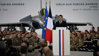 O presidente francês Emmanuel Macron discursa para as Forças Armadas na base aérea militar de Istres, no sul da França, em 15 de janeiro de 2026.