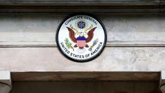 “Para quem tem visto de trabalho, de estudante ou qualquer status válido, a orientação é: fique. Não viaje, não vá ao consulado agora", afirma a advogada.