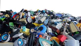 O aquafade busca atuar exatamente nesse ponto: transformar a carcaça em algo temporário. Assim, protege o eletrônico durante o uso, mas que pode ser facilmente removido no fim da vida útil do produto – depositphotos.com / damrong8899