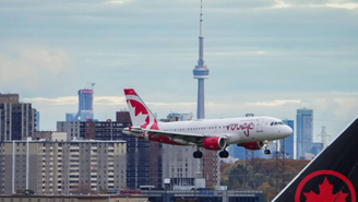 Homem foi resgatado após ficar preso em porão de avião no Canadá