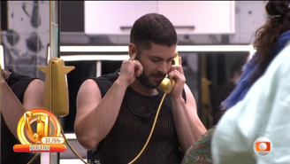 'BBB 26': Marcelo atende o Big Fone e duas sisters acabam no paredão / Reprodução: Globo