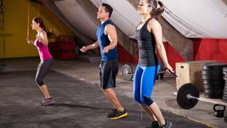 Em academias, praças e até dentro de casa, a atividade aparece como alternativa para quem busca melhorar o condicionamento físico com pouco tempo e poucos recursos – depositphotos.com / tonodiaz