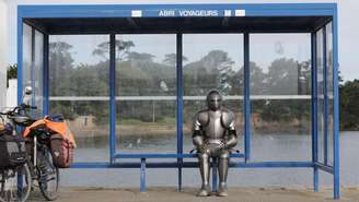 "Cavaleiro errante, o homem sem aqui", ou "Chevalier errant, l’homme sans ici", performance filmada de Abraham Poincheval e Matthieu Verdeil, de 2018, sobre o tema de Dom Quixote.