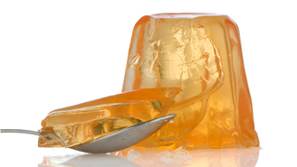 A receita, que combina gelatina e graviola, fornece nutrientes ricos em antioxidantes, compostos que impedem a degradação do colágeno