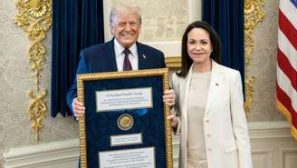 Trump exalta gesto 'maravilhoso' de Corina Machado, que o presenteo com sua medalha do Nobel da Paz.