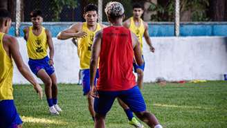 Elenco do Águia de Marabá durante treino na Copinha