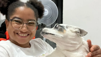 Milena e seu cachorro de estimação, Zorro, de 11 anos