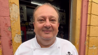 Erick Jacquin em frente ao Café Cultura Bar, em Belo Horizonte