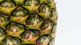 A casca do abacaxi concentra compostos bioativos também presentes na polpa, como bromelina, vitamina C e outros antioxidantes naturais – depositphotos.com / HayDmitriy