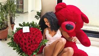 Lorena Maria ganha buquê gigante e ursinho e faz mistério sobre remetente