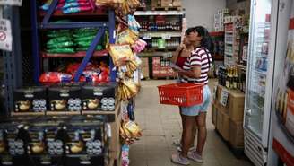 Moradoras comparam os preços em um supermercado nos arredores de Buenos Aires (13 de janeiro de 2026).