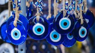 Veja qual amuleto carregar na bolsa para proteção em janeiro.