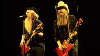 Dusty Hill e Billy Gibbons durante show do ZZ Top em 1983