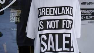 "A Groenlândia não está a venda", diz mensagem em camiseta fotografada em uma loja de Nuuk, em 15 de janeiro de 2026.