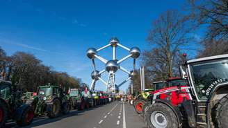 Cerca de 300 tratores cercaram a região em torno do Atomium, em Bruxelas, neste domingo (18), para marcar a oposição dos agricultores contra a aprovação do acordo de livre comércio UE-Mercosul.