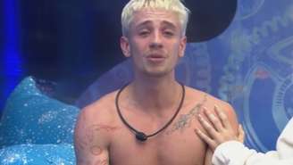 Juliano Floss cai no choro após Pedro sujar casaco de Marina Sena