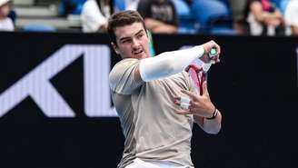 João Fonseca em treinamento antes do início do Australian Open