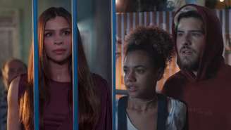 Arminda se revolta ao descobrir que Raul é o pai do filho de Joélly