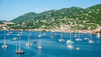 Os turistas desfrutam das paisagens hoje em dia, alheios às rivalidades entre potências que marcaram a história das Ilhas Virgens Americanas