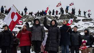 Em Nuuk, na Groenlândia, pessoas participam de um protesto contra a exigência do presidente dos EUA, Donald Trump, de que a ilha ártica seja cedida aos EUA